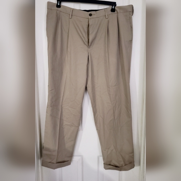 Dockers Khaki Pants Mens Size 40x30 Tan Pocket Pleated Front Relaxed Comfort Fit - Picture 1 of 9